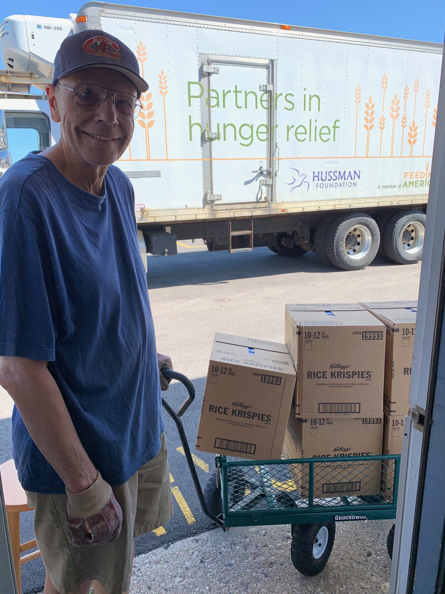 GaryRaffelassistingwithfooddelivery Manna Pantry of Big Rapids